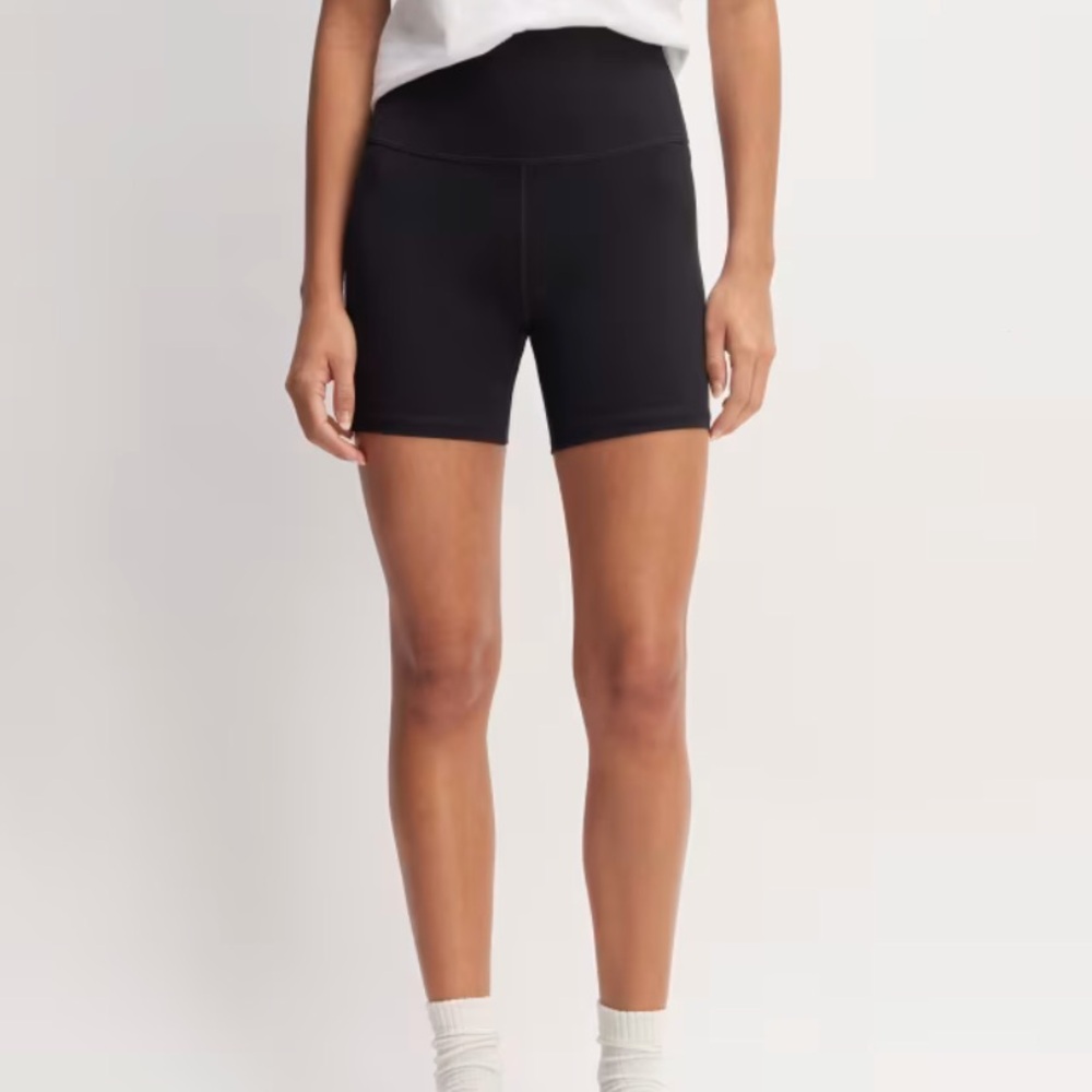 everlane perform black bike shorts